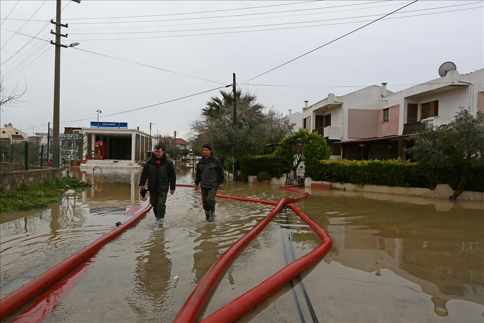 Çeşme'de kuvvetli yağış