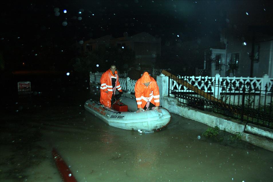 Çeşme'de kuvvetli yağış