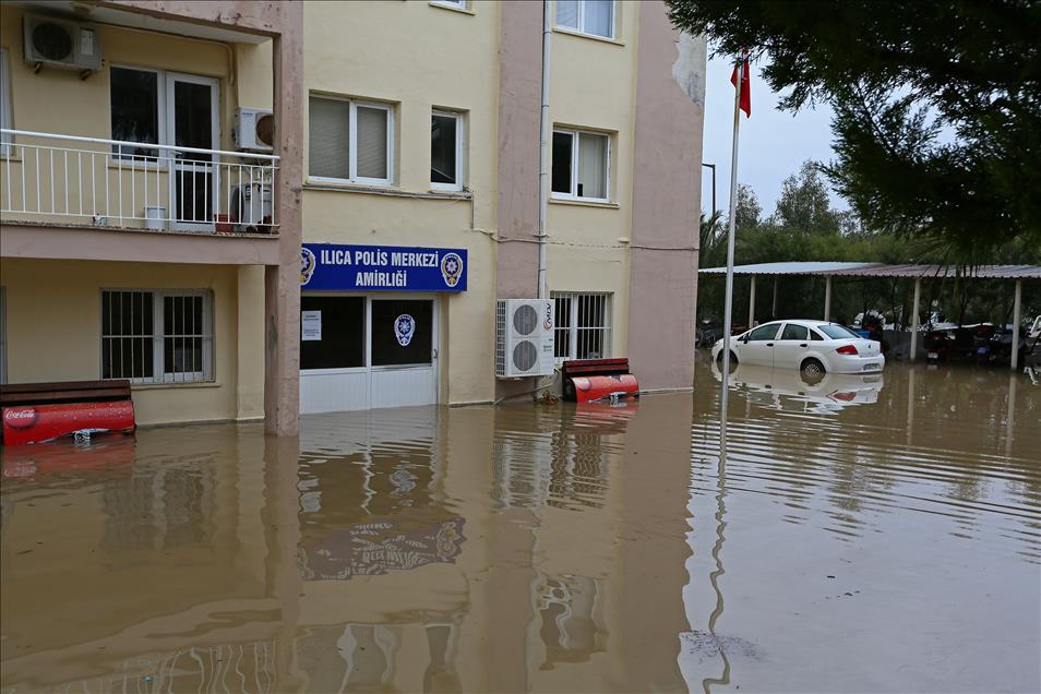 Çeşme'de kuvvetli yağış