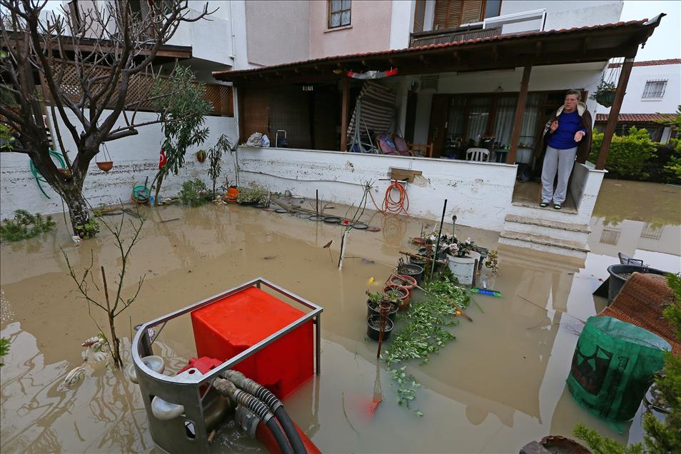 Çeşme'de kuvvetli yağış