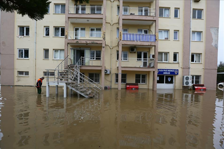 Çeşme'de kuvvetli yağış