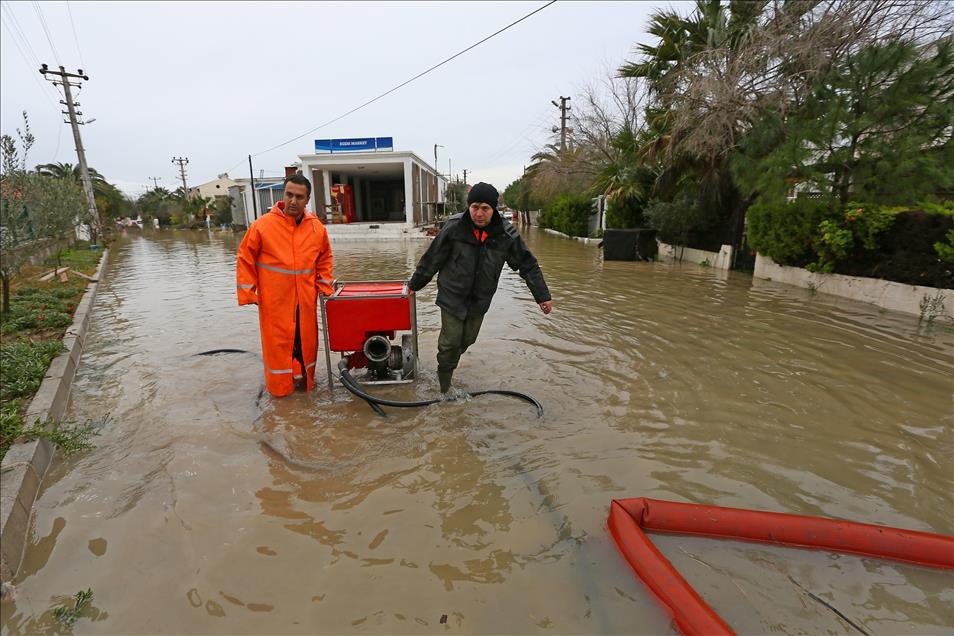 Çeşme'de kuvvetli yağış