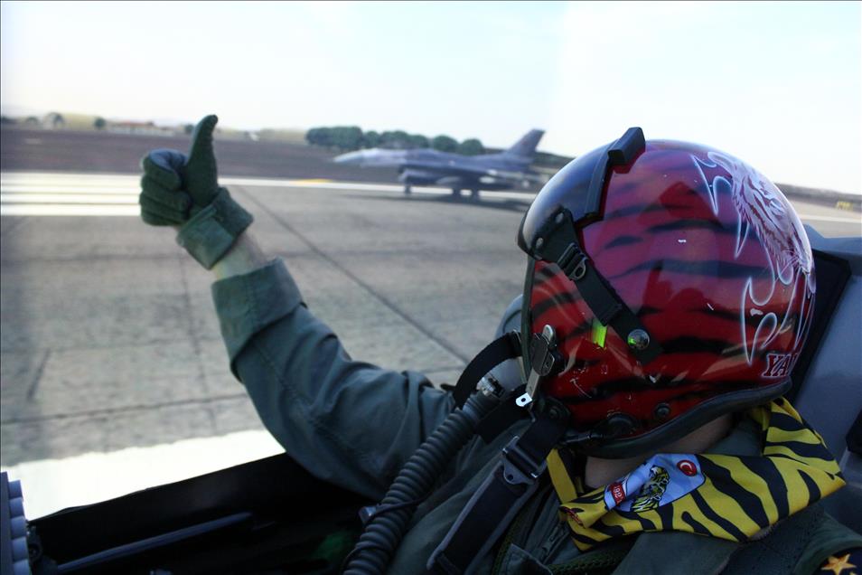 "Savaşan şahin" pilotları simülatörde eğitim alıyor
