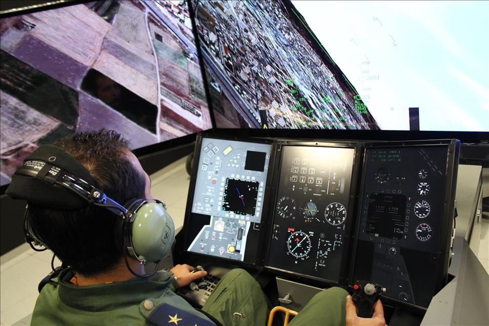 "Savaşan şahin" pilotları simülatörde eğitim alıyor