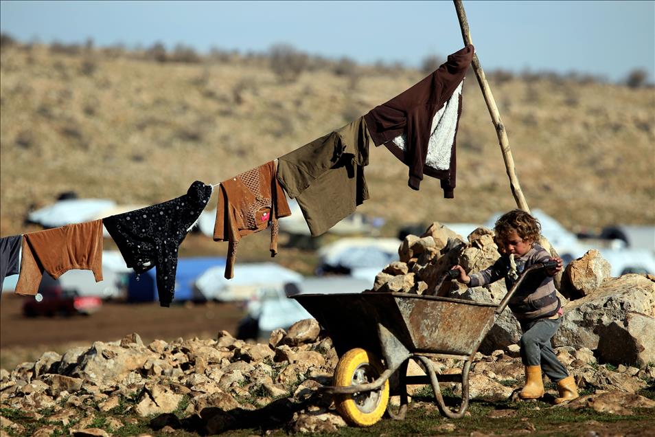 Ezidis fled from ISIL attacks shelter in Sinjar Mountain
