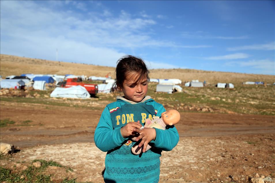 Ezidis fled from ISIL attacks shelter in Sinjar Mountain