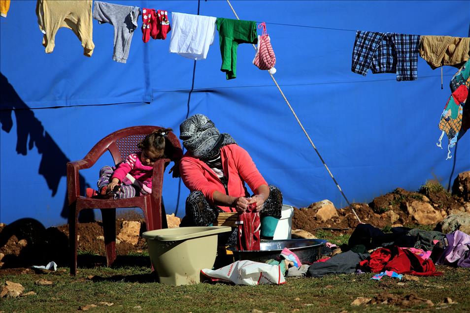 Ezidis fled from ISIL attacks shelter in Sinjar Mountain