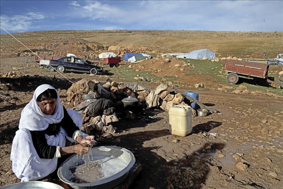 Ezidis fled from ISIL attacks shelter in Sinjar Mountain