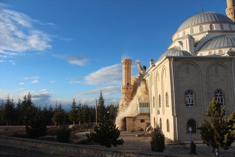 Risk taşıyan cami minaresi böyle yıkıldı 