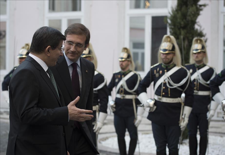 Başbakan Davutoğlu Portekiz’de 