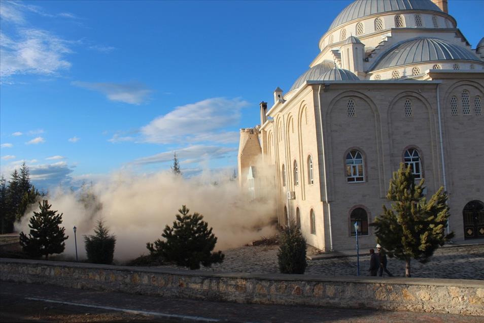 Risk taşıyan cami minaresi böyle yıkıldı 
