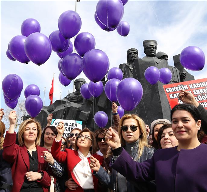 Gaziantep'te, "kadına şiddete hayır" diyen kadınlar mor balon uçurdu