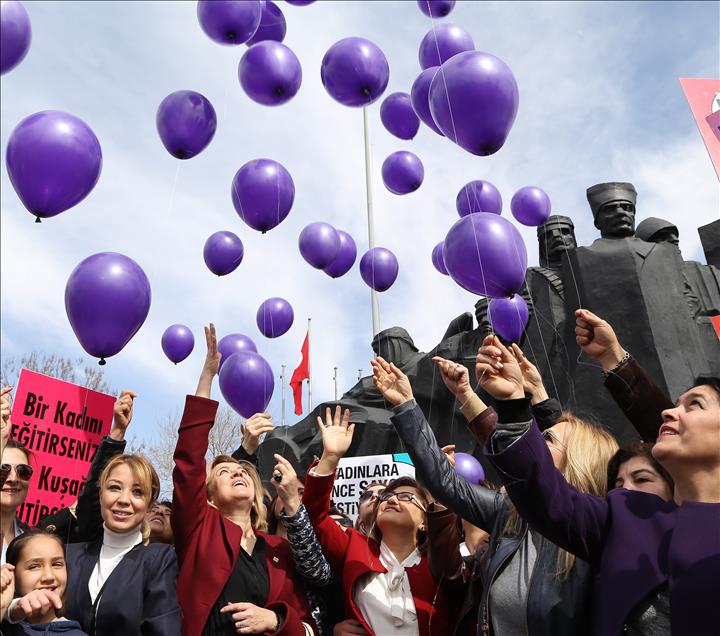 Gaziantep'te, "kadına şiddete hayır" diyen kadınlar mor balon uçurdu