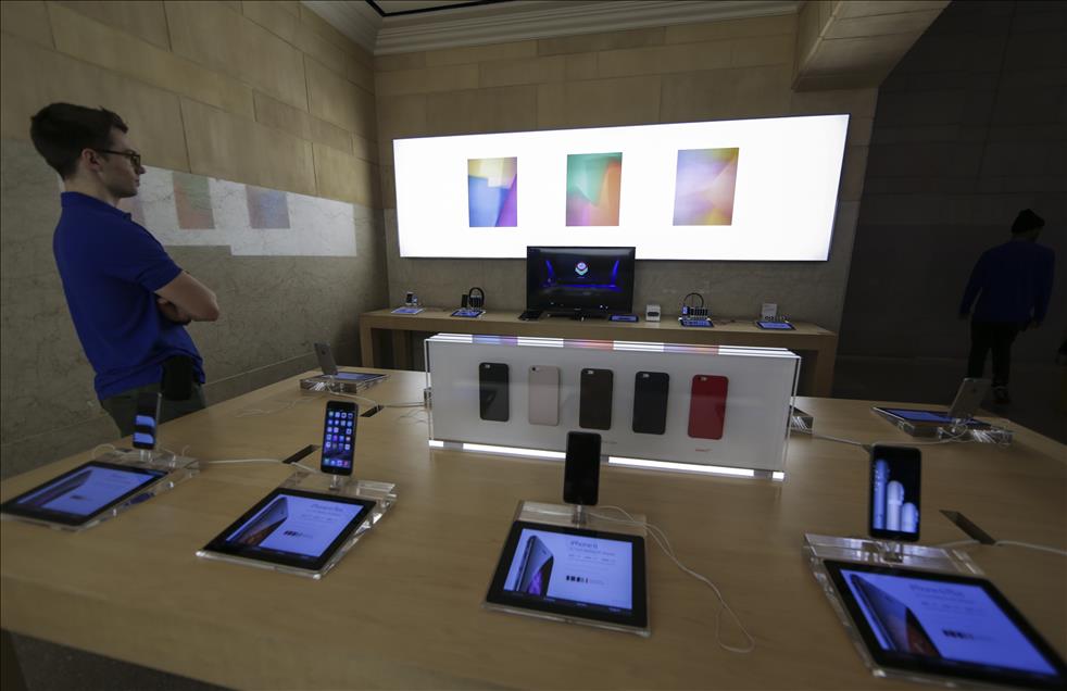 Apple akıllı saati "Apple Watch"ı tanıttı