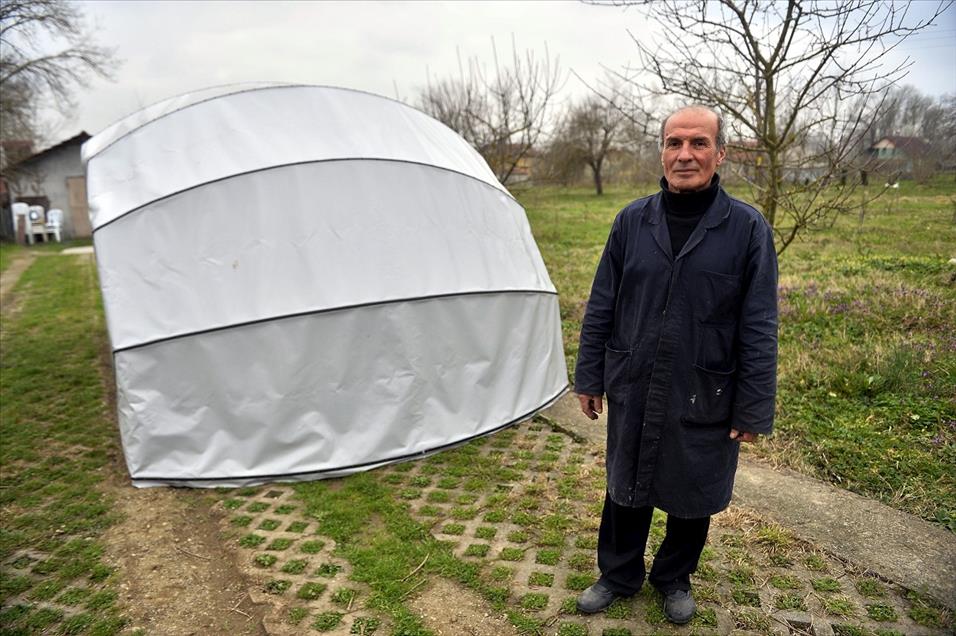 Aracını korumak için "portatif çadır garaj" üretti