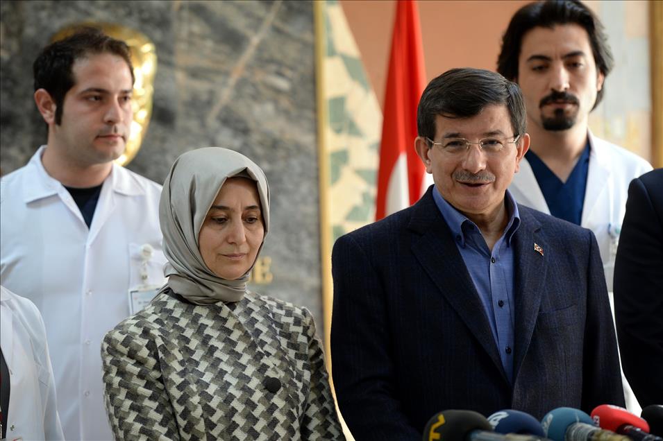 Başbakan Davutoğlu, doktorları ziyaret etti