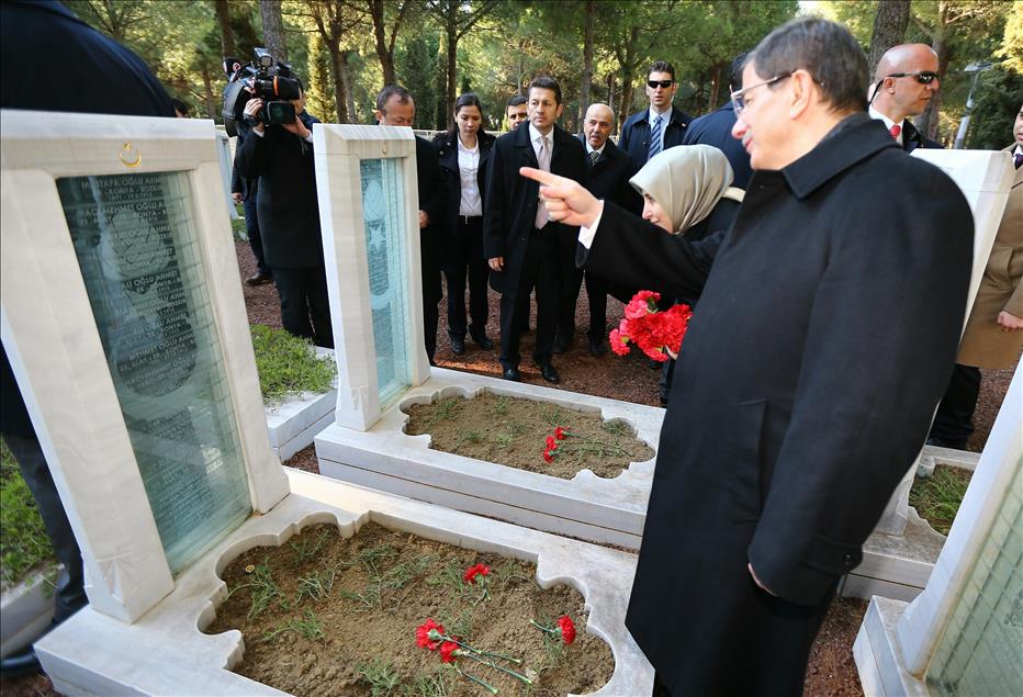 Başbakan Davutoğlu, şehitliği ziyaret etti
