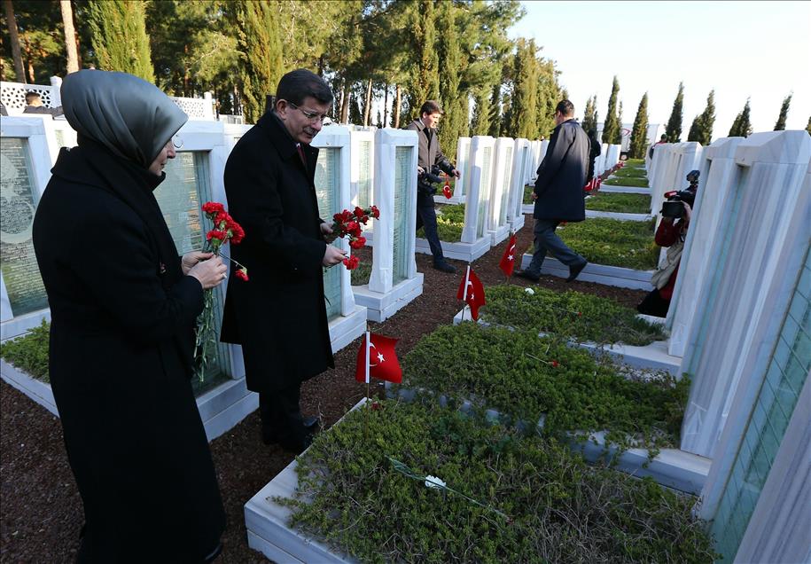 Başbakan Davutoğlu, şehitliği ziyaret etti