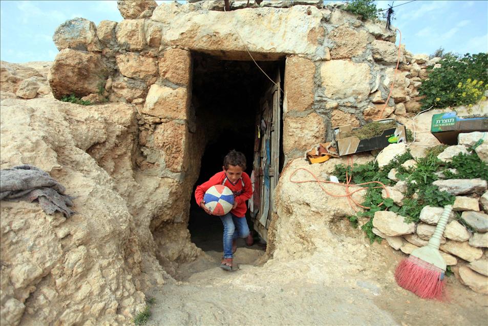 İsrail işgaline karşı koymak için "mağarada" yaşıyorlar
