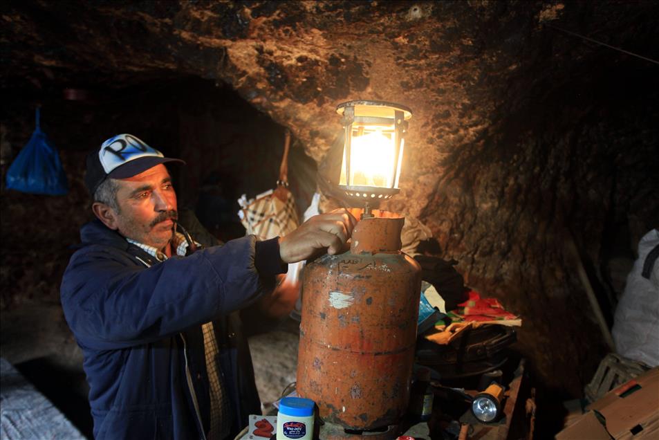 İsrail işgaline karşı koymak için "mağarada" yaşıyorlar