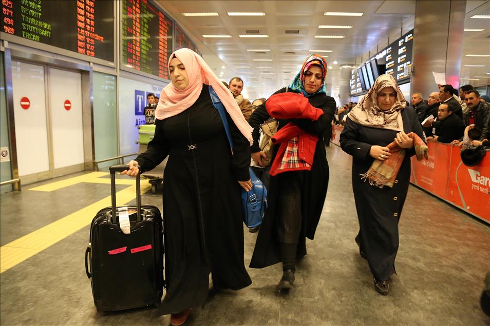Yemen'den tahliye edilen Türk vatandaşları İstanbul'a geldi