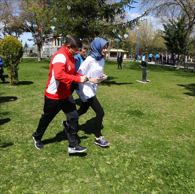 Başbakan Davutoğlu, oryantiring yarışında