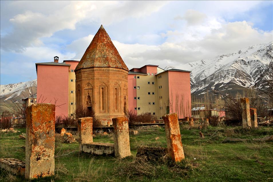 700 yıllık kümbet eski silüetine kavuşacak