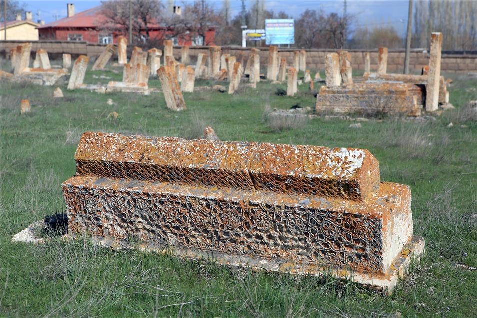 700 yıllık kümbet eski silüetine kavuşacak