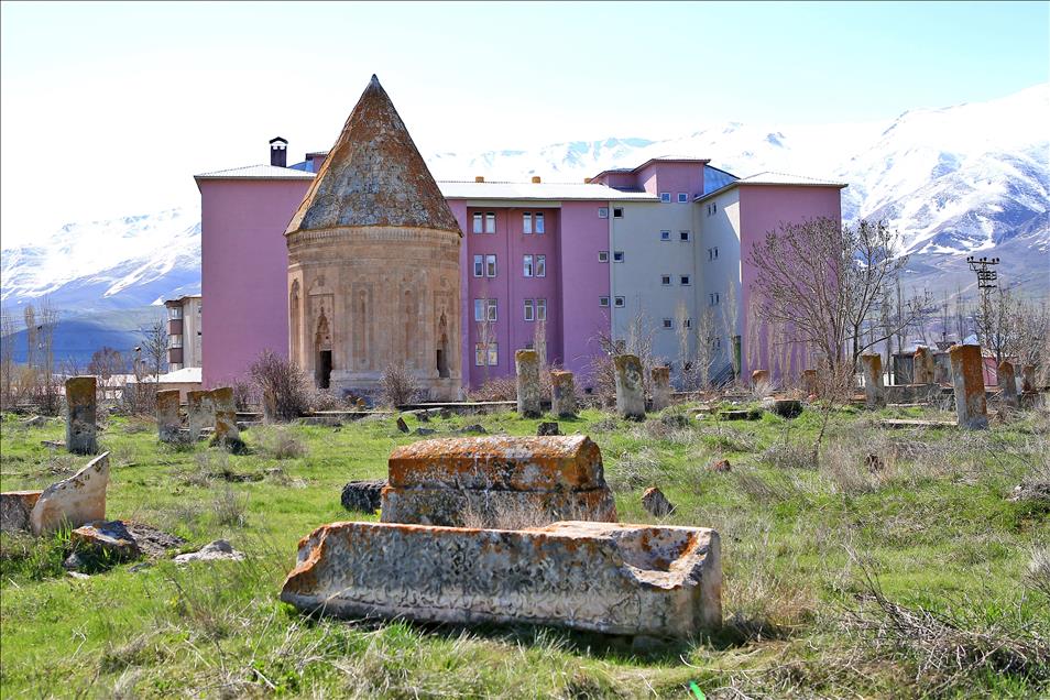 700 yıllık kümbet eski silüetine kavuşacak