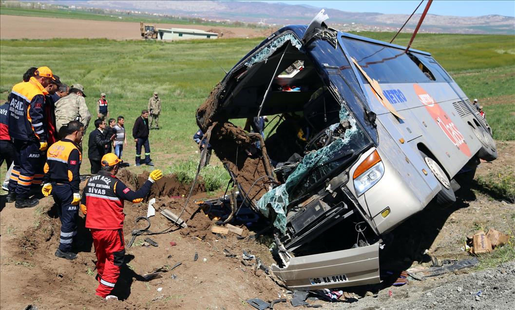Sivas'ta öğrencileri taşıyan otobüs devrildi: 50 yaralı