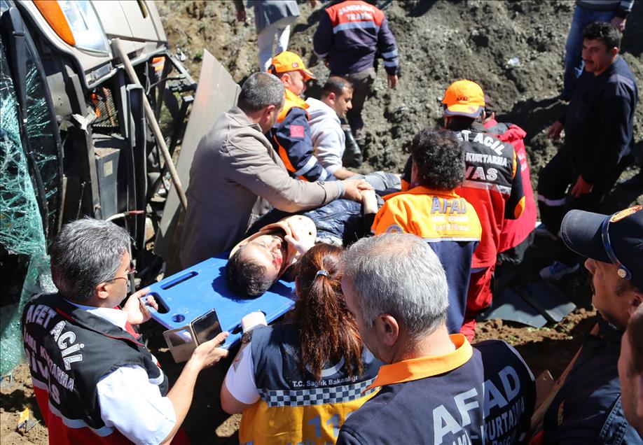 Sivas'ta öğrencileri taşıyan otobüs devrildi: 50 yaralı