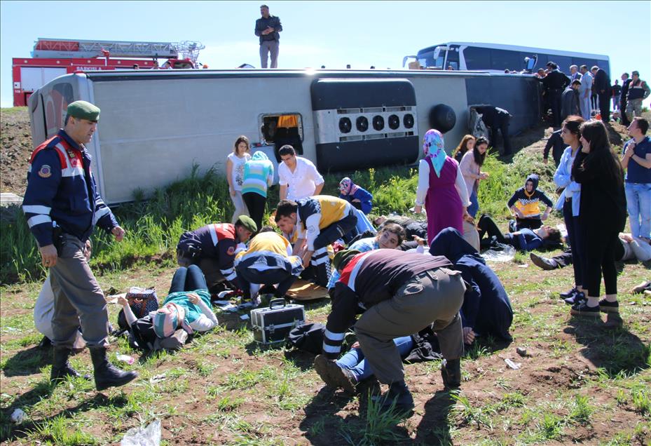 Sivas'ta öğrencileri taşıyan otobüs devrildi: 50 yaralı