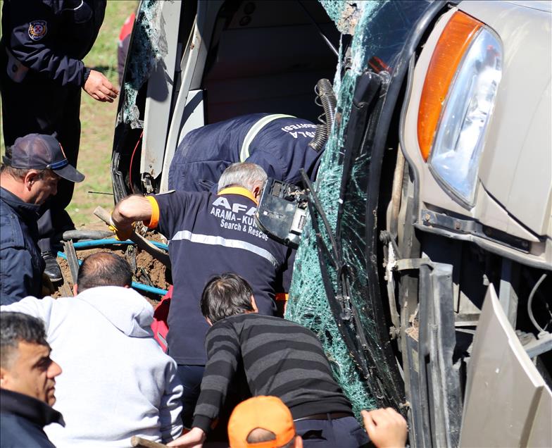 Sivas'ta öğrencileri taşıyan otobüs devrildi: 50 yaralı