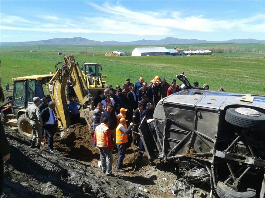 Sivas'ta öğrencileri taşıyan otobüs devrildi: 50 yaralı