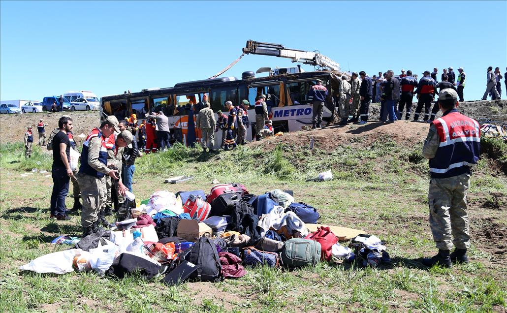 Sivas'ta öğrencileri taşıyan otobüs devrildi: 50 yaralı
