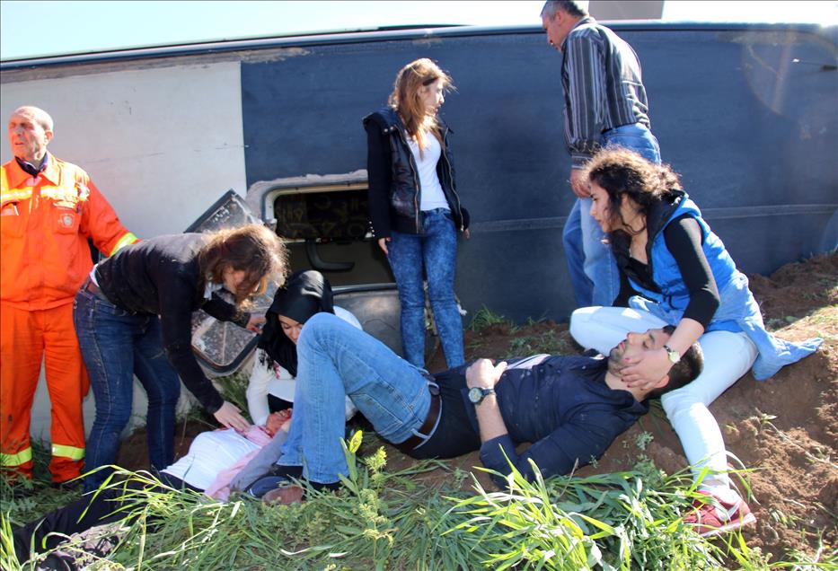 Sivas'ta öğrencileri taşıyan otobüs devrildi: 50 yaralı