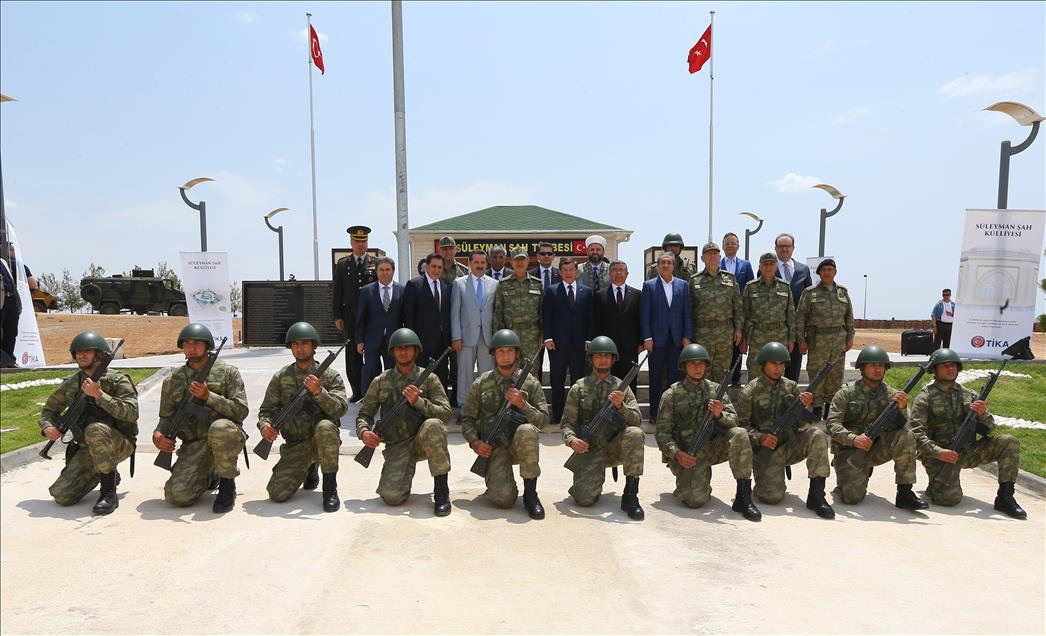 Davutoğlu, Süleyman Şah Saygı Karakolu'nu ziyaret etti