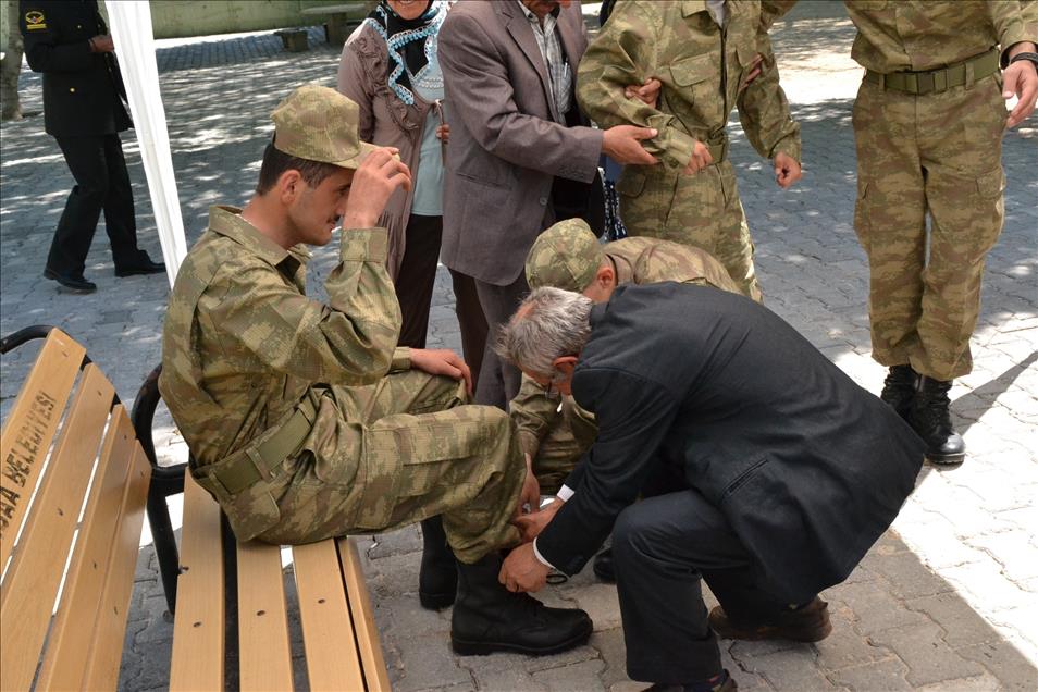 Temsili askerlik yapacak Mehmetçikler birliklerine teslim oldu