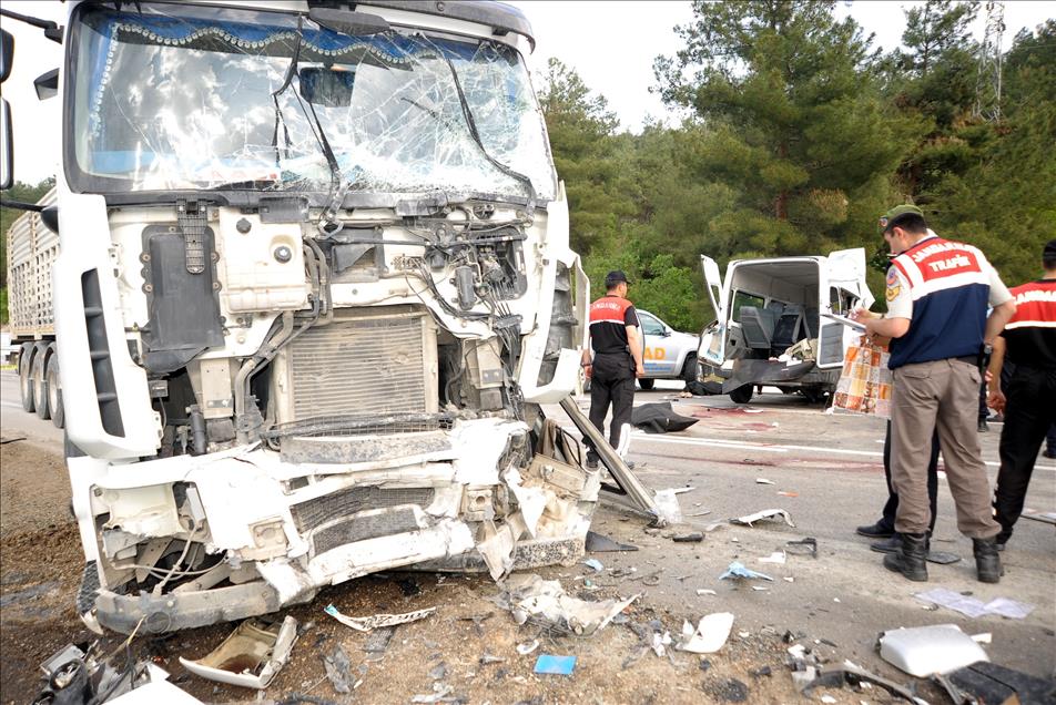 Bilecik'te mahkumları taşıyan minibüs ile tır çarpıştı: 3 ölü, 6 yaralı