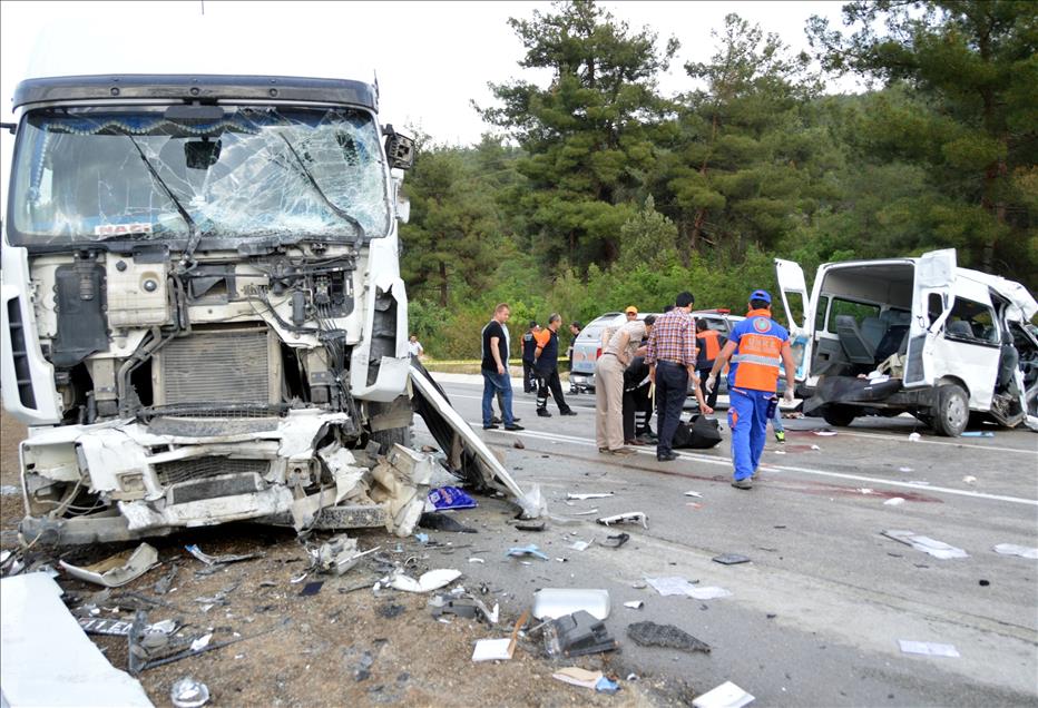 Bilecik'te mahkumları taşıyan minibüs ile tır çarpıştı: 3 ölü, 6 yaralı