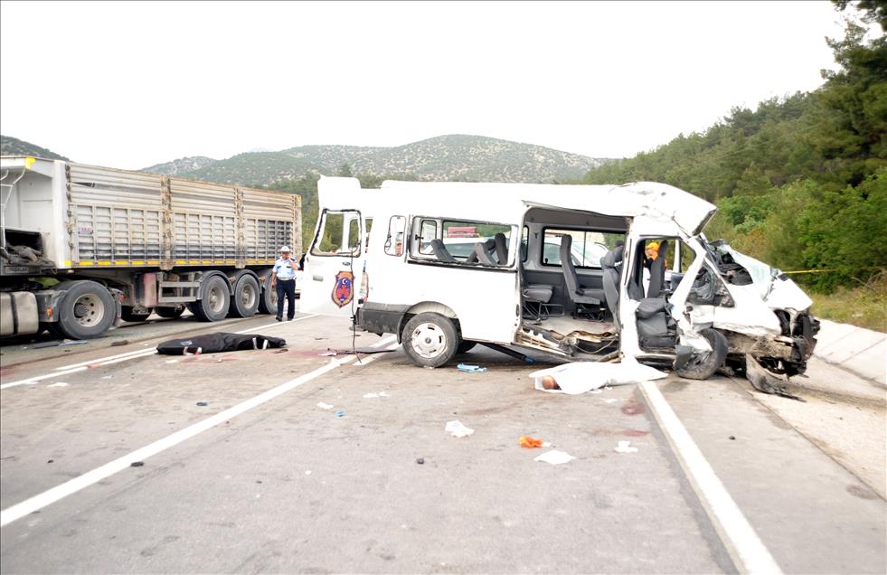 Bilecik'te mahkumları taşıyan minibüs ile tır çarpıştı: 3 ölü, 6 yaralı