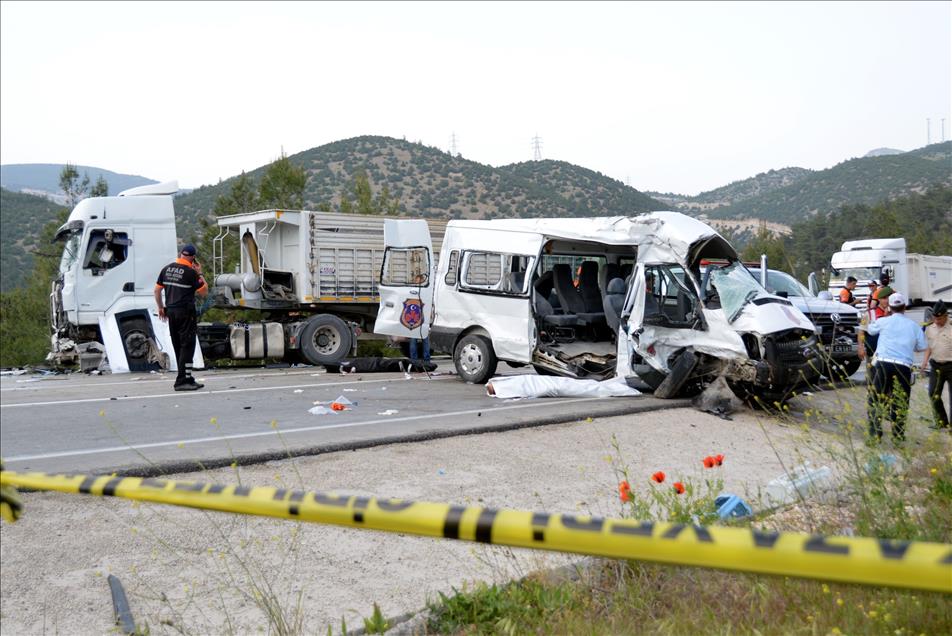 Bilecik'te mahkumları taşıyan minibüs ile tır çarpıştı: 3 ölü, 6 yaralı