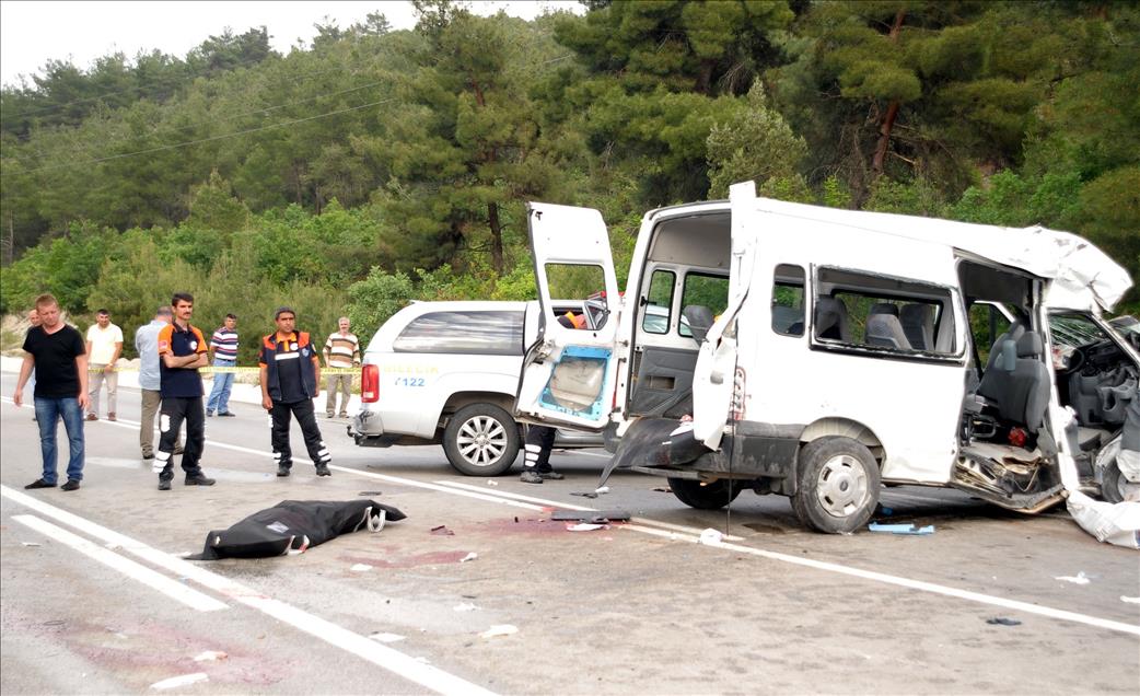 Bilecik'te mahkumları taşıyan minibüs ile tır çarpıştı: 3 ölü, 6 yaralı