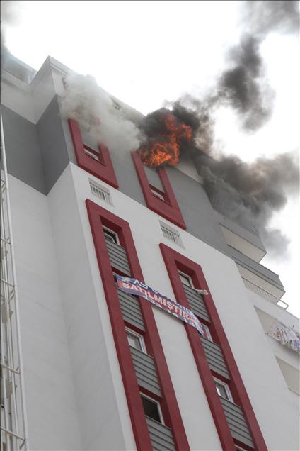 Adana'da apartmanda yangın