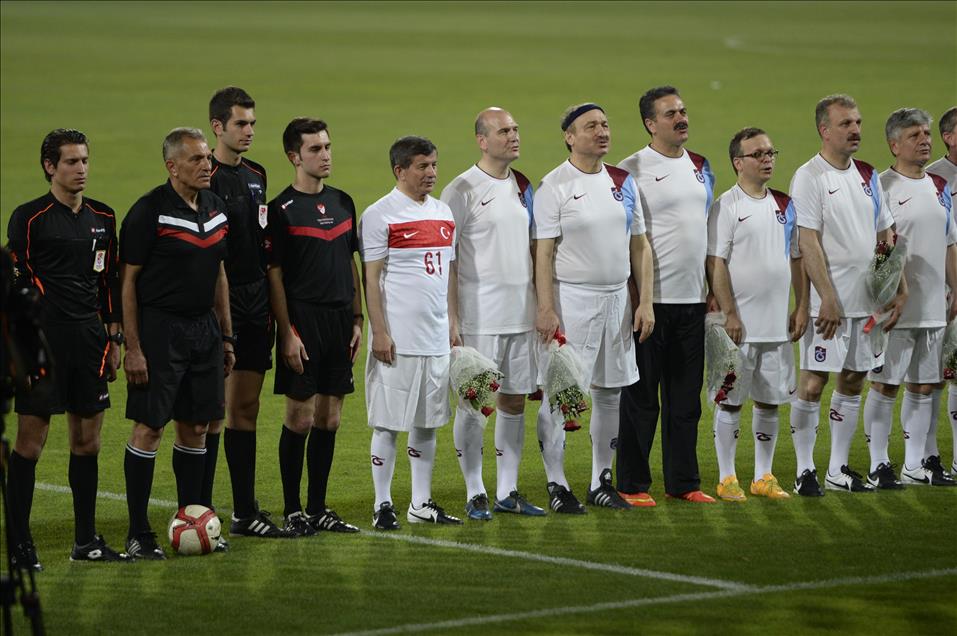 Başbakan Davutoğlu, eski Trabzonsporlu futbolcularla maç yaptı