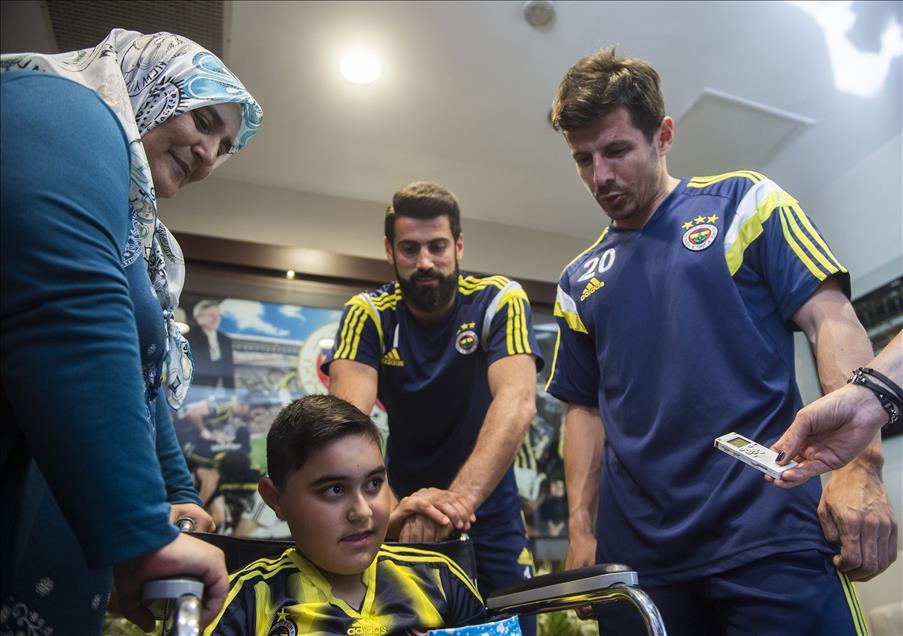Eriyen çocuğun Fenerbahçeli futbolcularla buluşma rüyası gerçek oldu