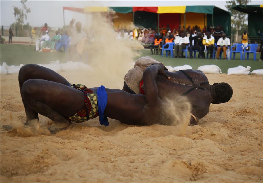 Senegal'in "peştamallı pehlivanları" meydana çıktı