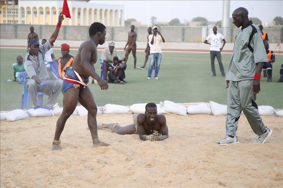 Senegal'in "peştamallı pehlivanları" meydana çıktı