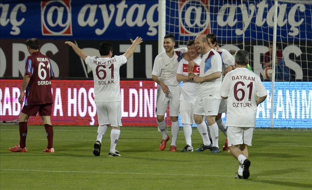 Başbakan Davutoğlu, eski Trabzonsporlu futbolcularla maç yaptı