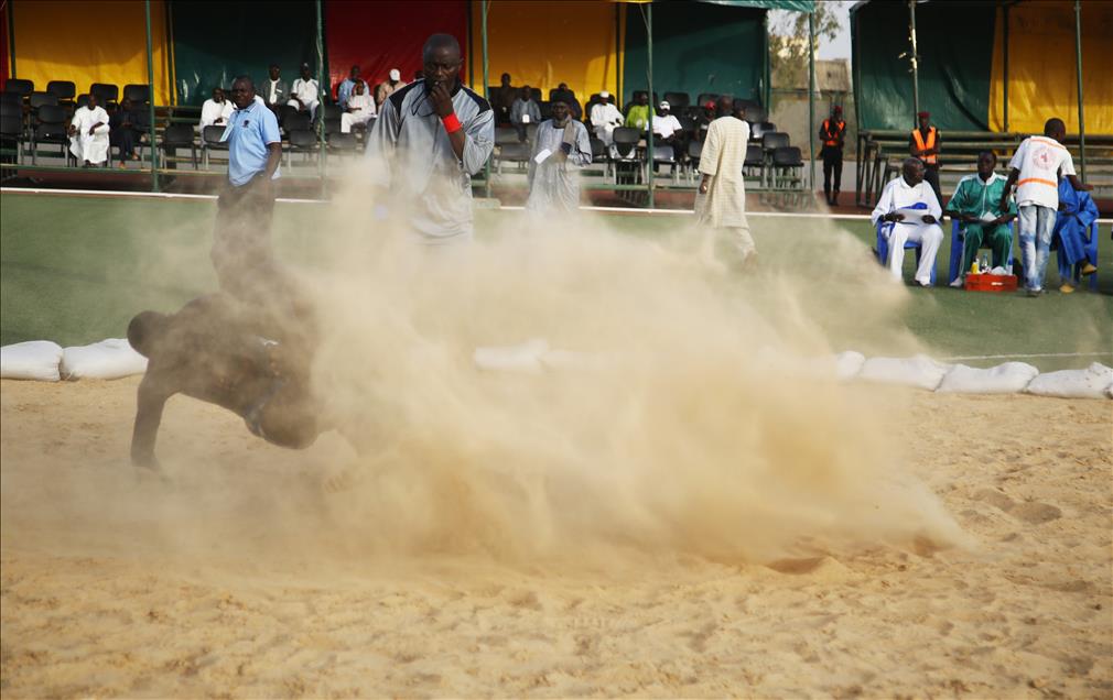 Senegal'in "peştamallı pehlivanları" meydana çıktı